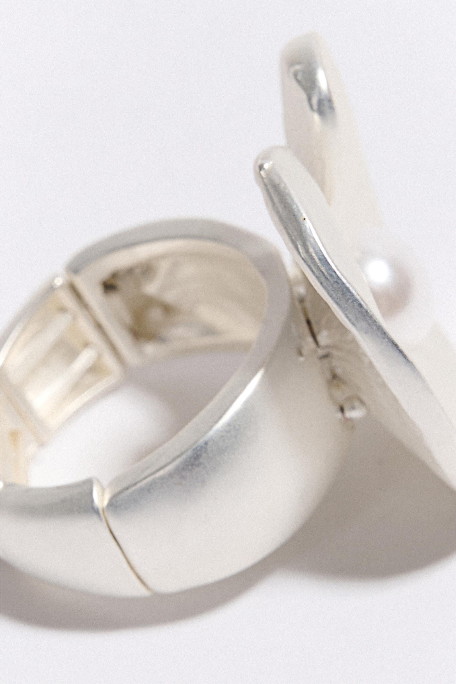 Faux Pearl Flower Shape Metal Ring